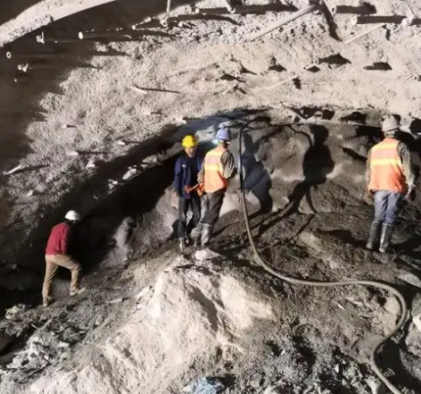 金银川路街道拱顶带模注浆料的施工流程及注意事项